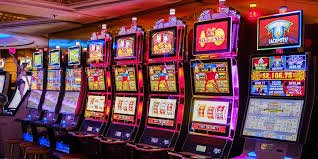 Pengguna meninjau bonus lewat ponsel
